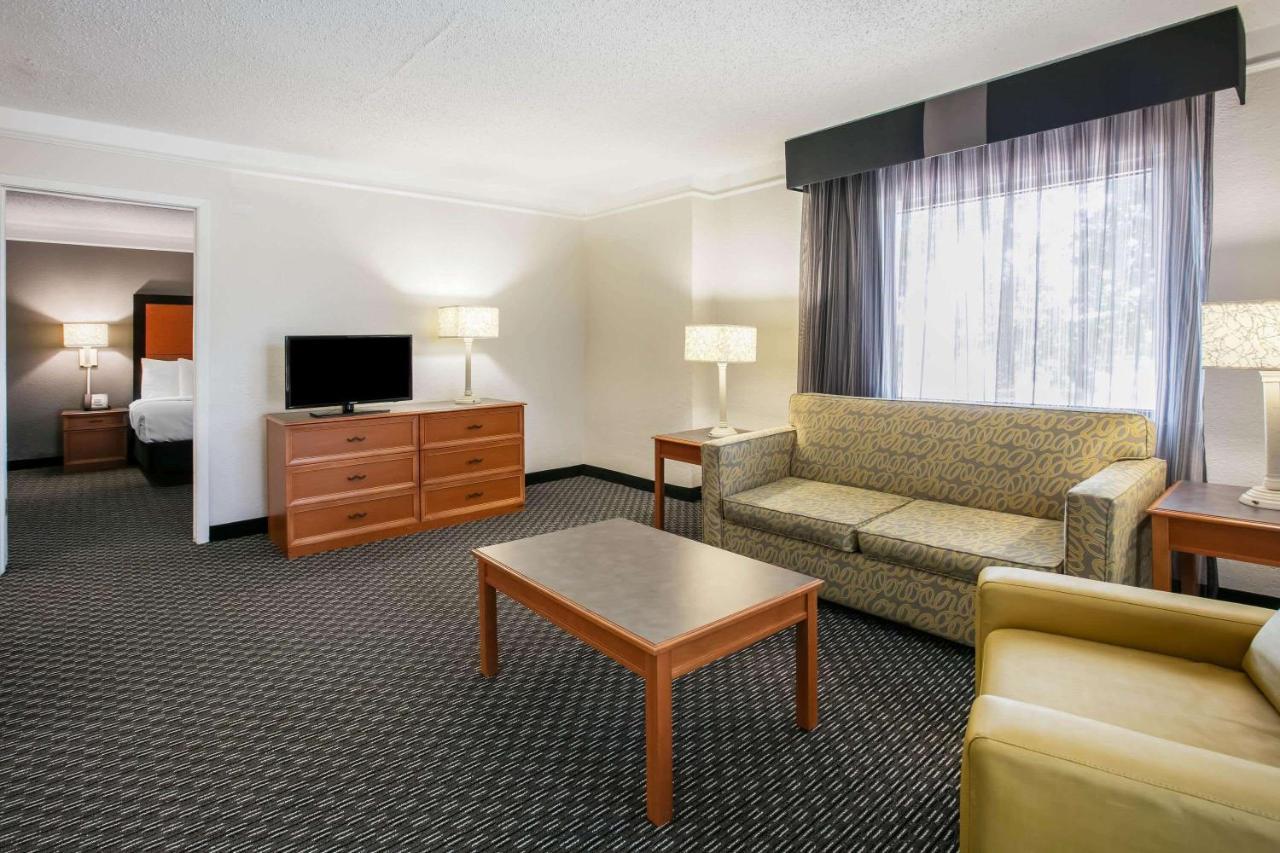 La Quinta Inn By Wyndham Dallas Uptown Екстериор снимка