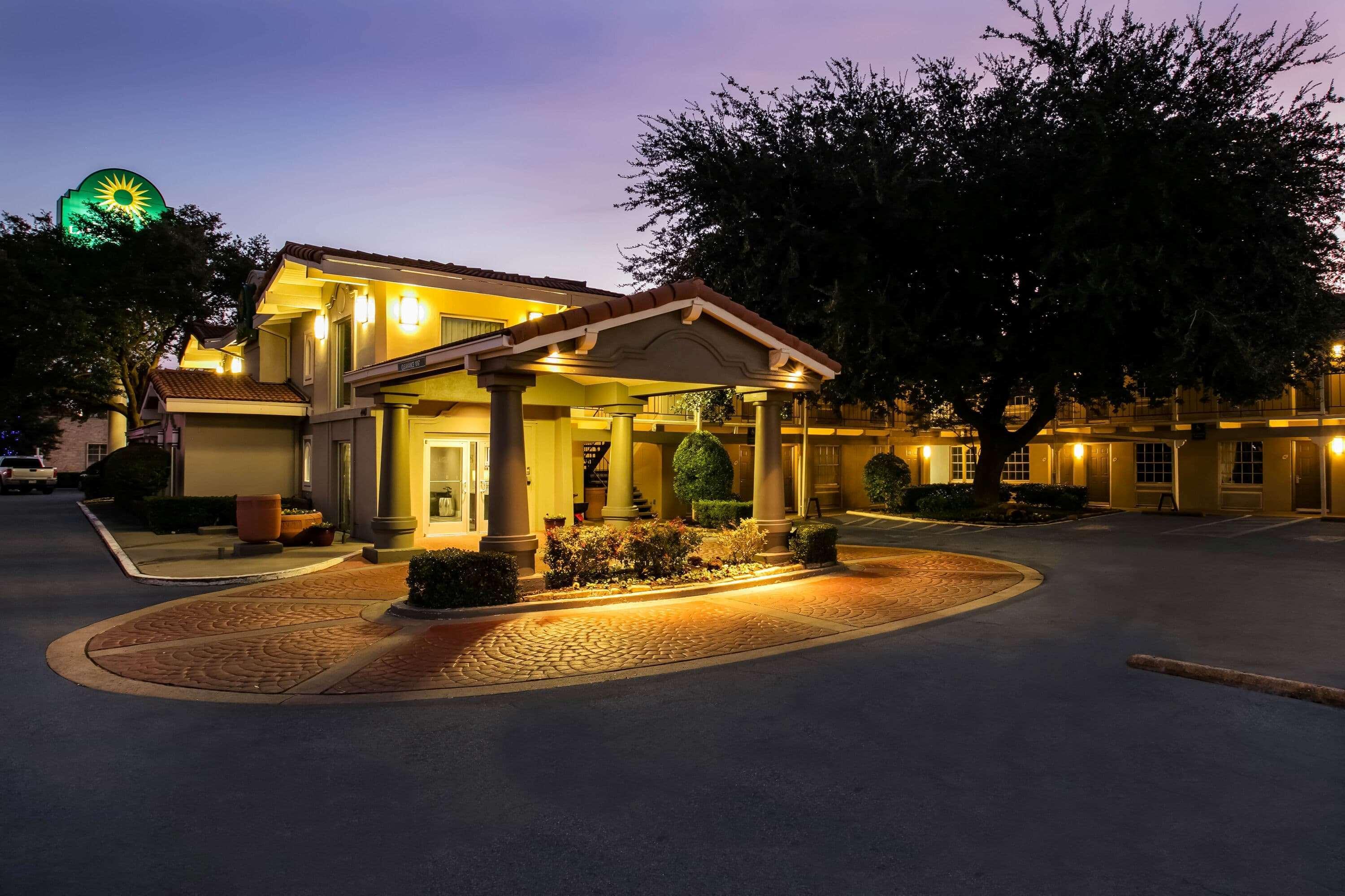 La Quinta Inn By Wyndham Dallas Uptown Екстериор снимка