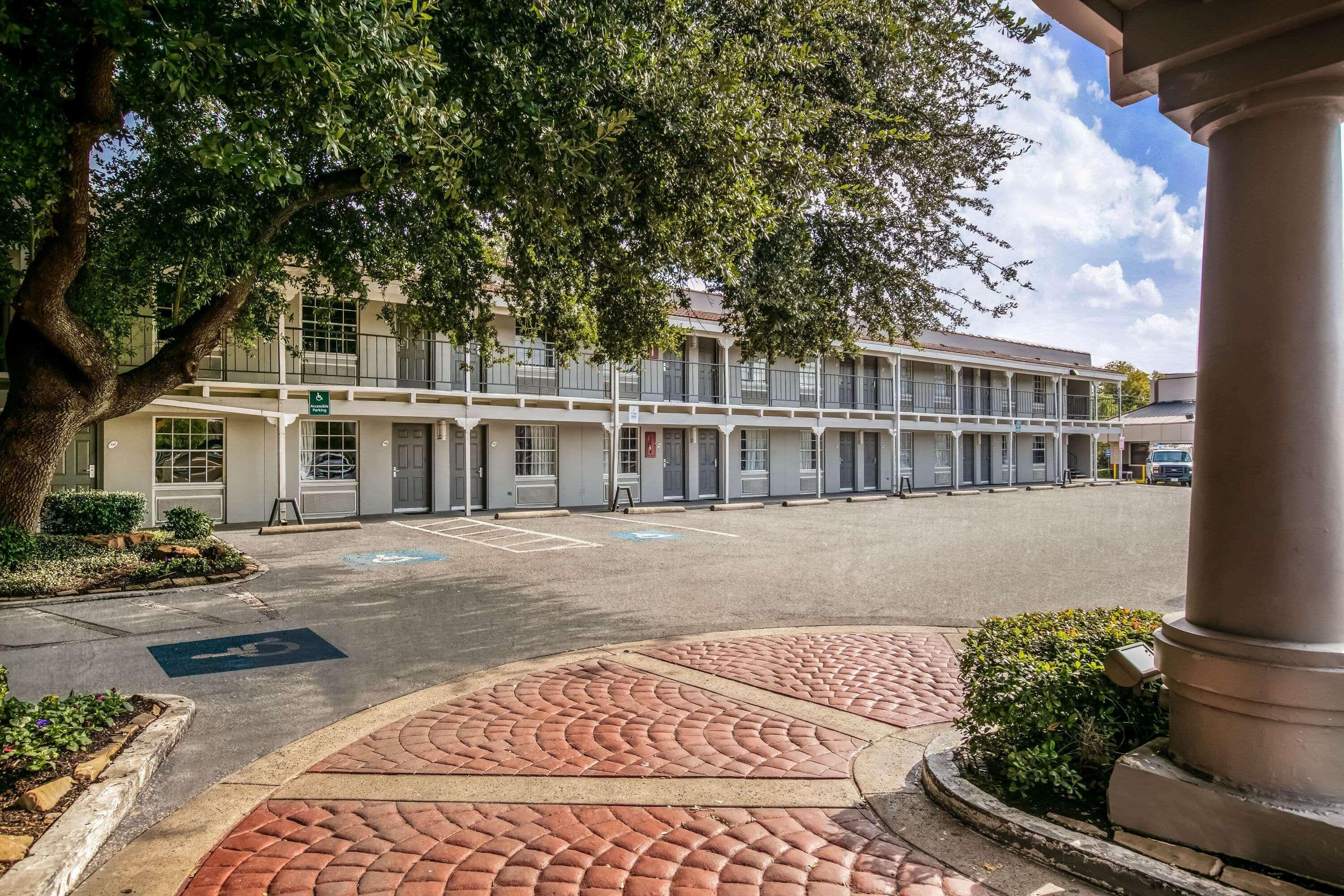 La Quinta Inn By Wyndham Dallas Uptown Екстериор снимка