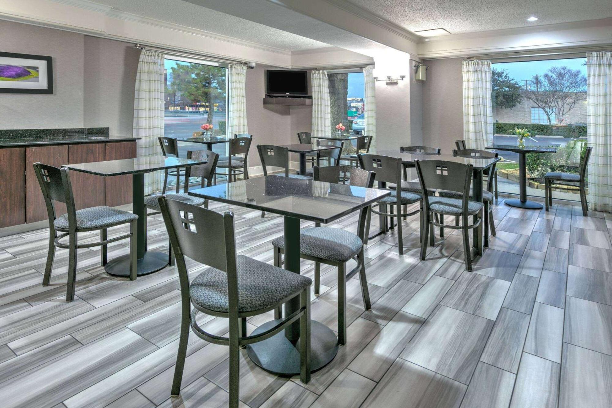 La Quinta Inn By Wyndham Dallas Uptown Екстериор снимка