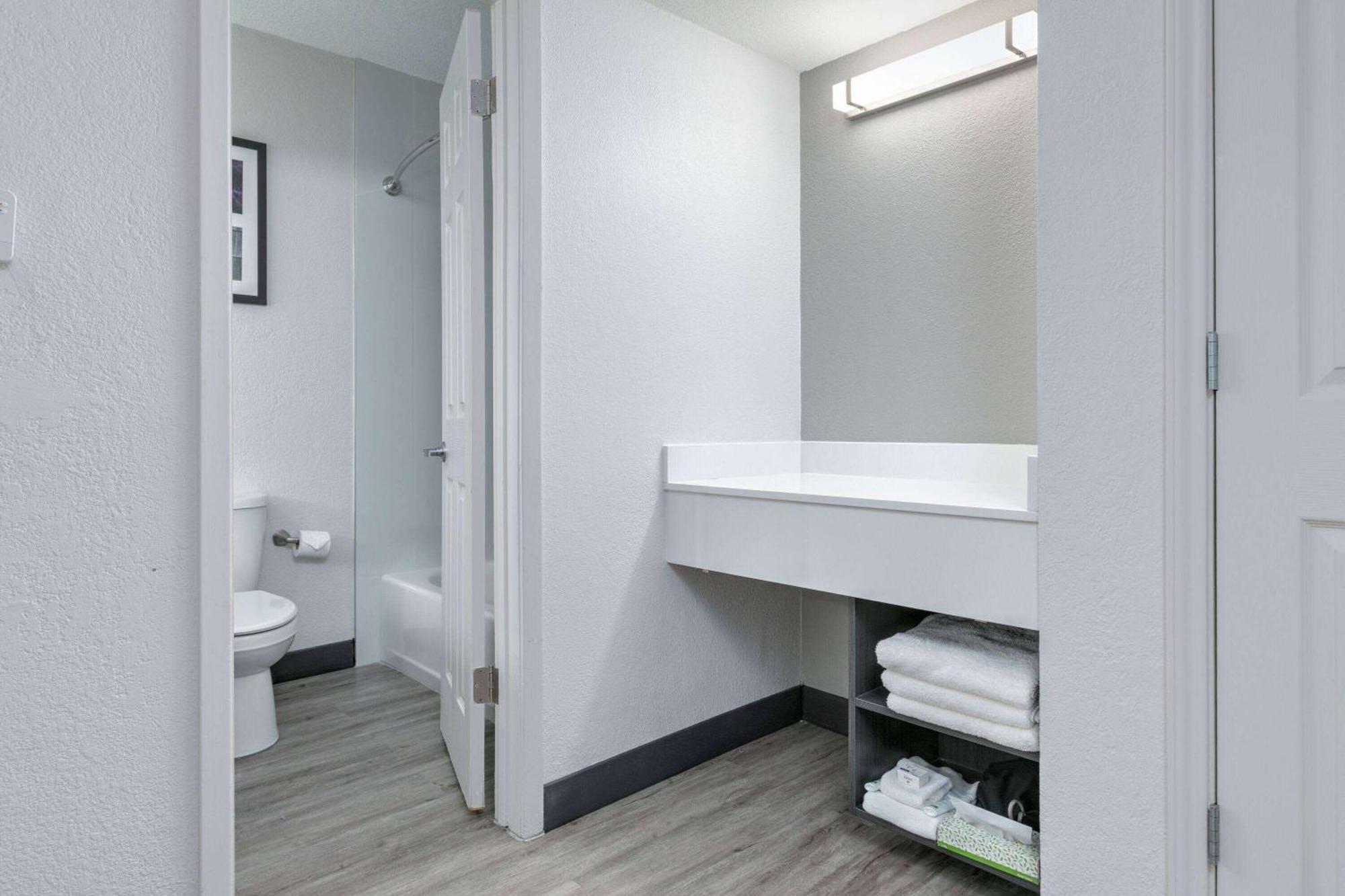 La Quinta Inn By Wyndham Dallas Uptown Екстериор снимка