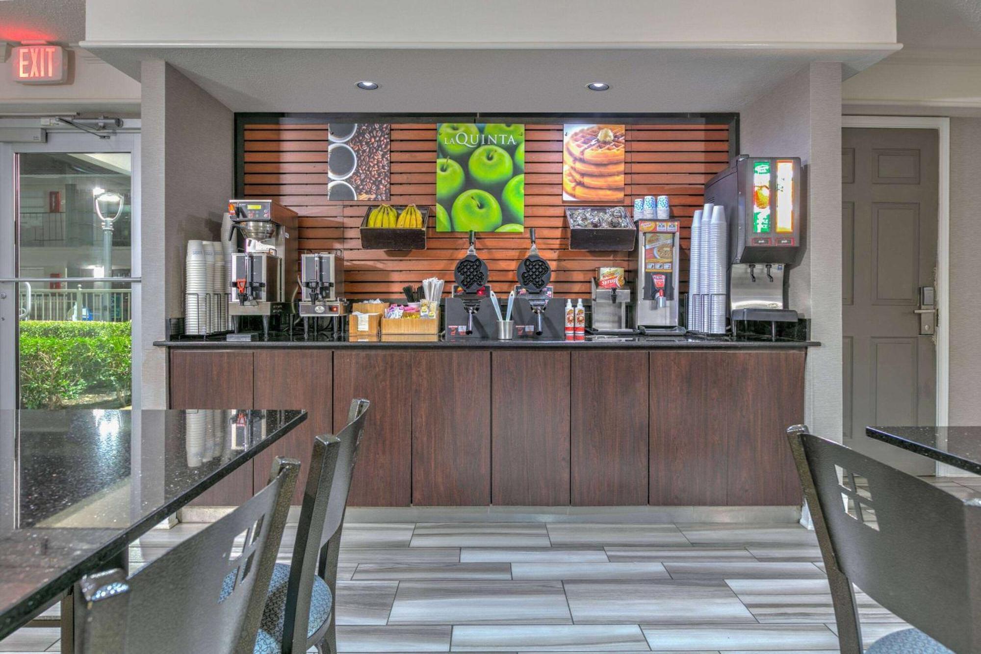 La Quinta Inn By Wyndham Dallas Uptown Екстериор снимка