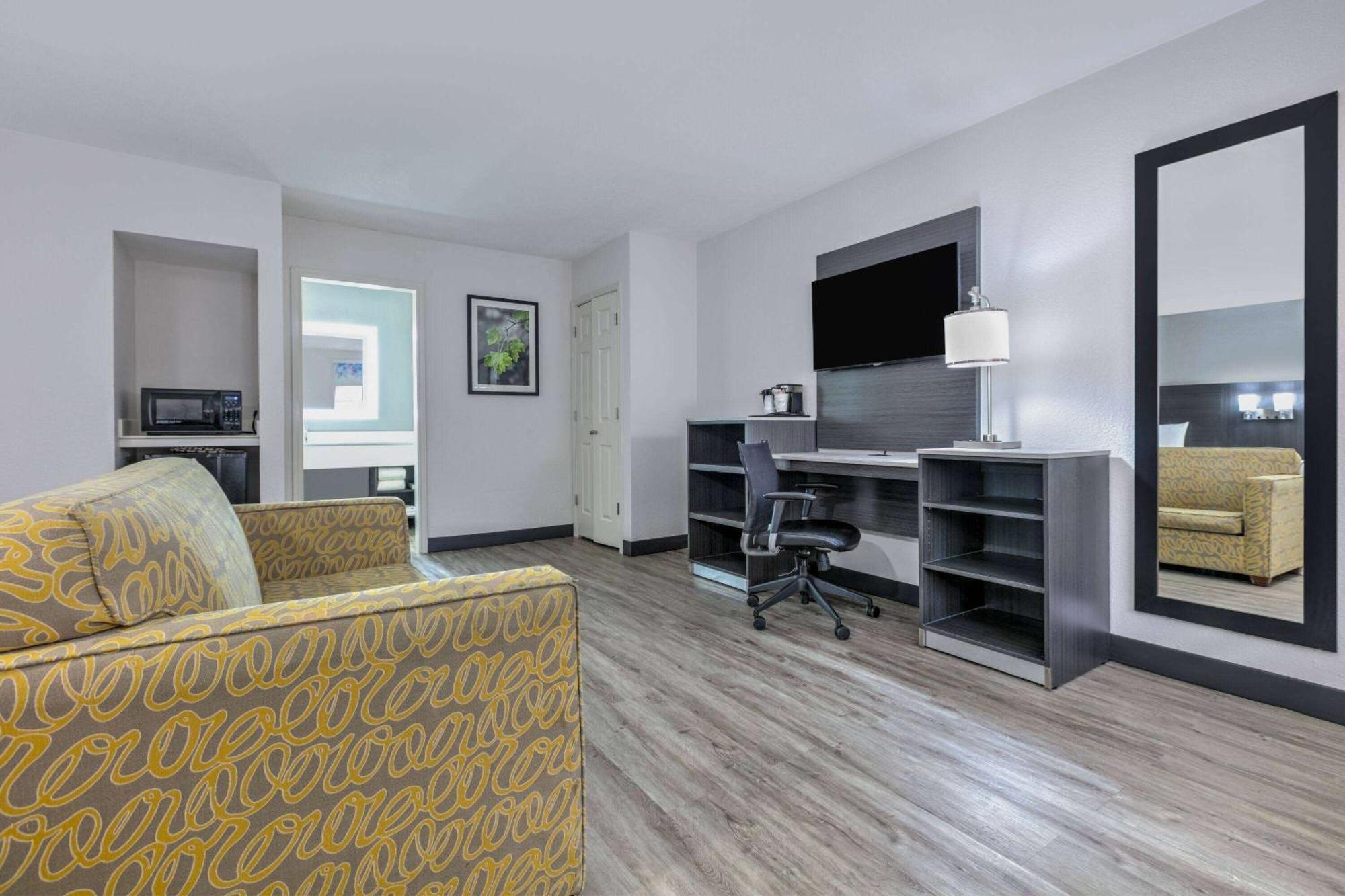 La Quinta Inn By Wyndham Dallas Uptown Екстериор снимка