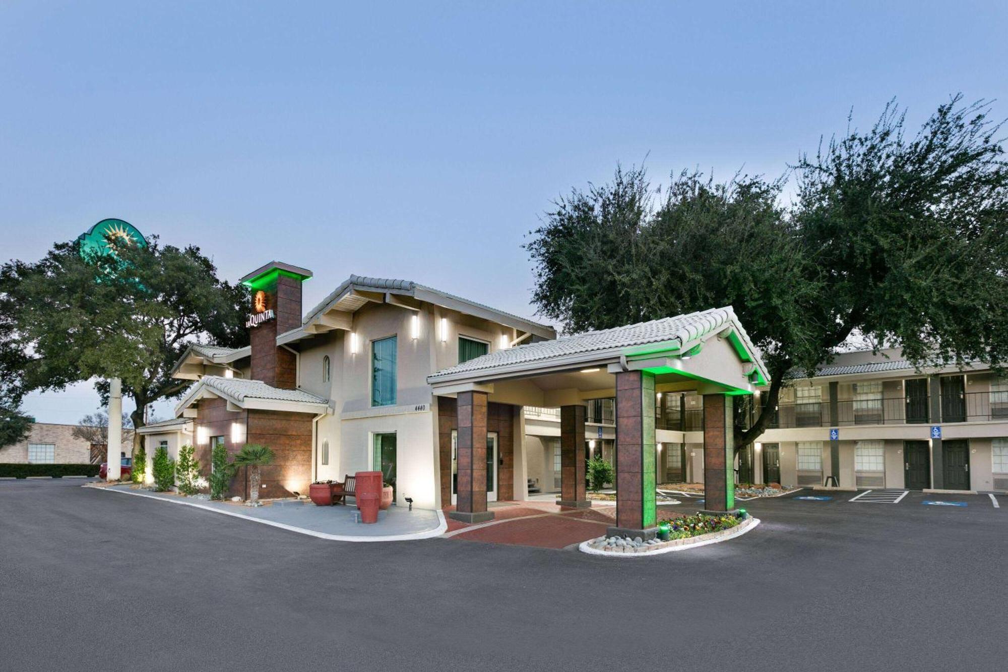 La Quinta Inn By Wyndham Dallas Uptown Екстериор снимка