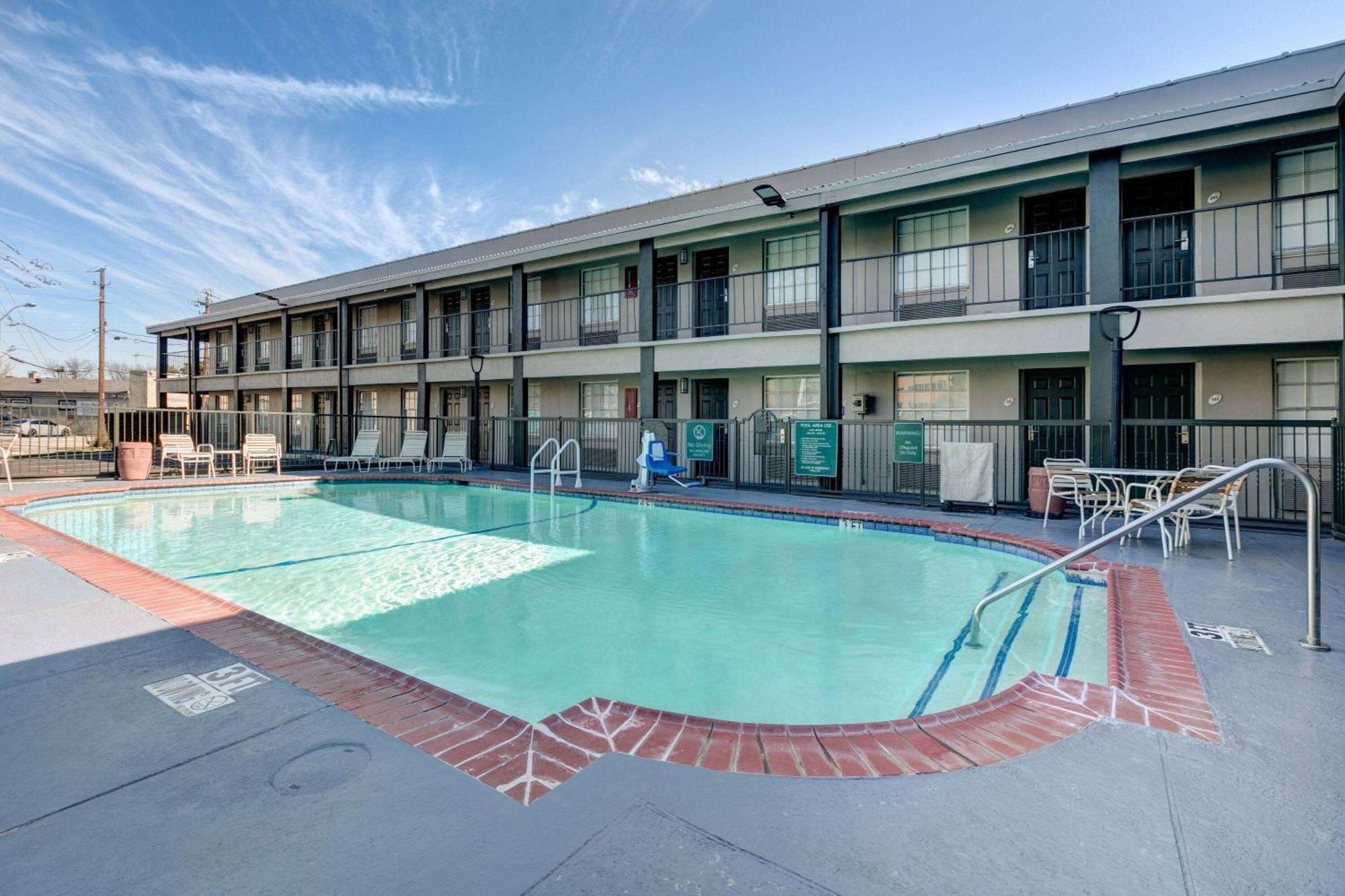 La Quinta Inn By Wyndham Dallas Uptown Екстериор снимка