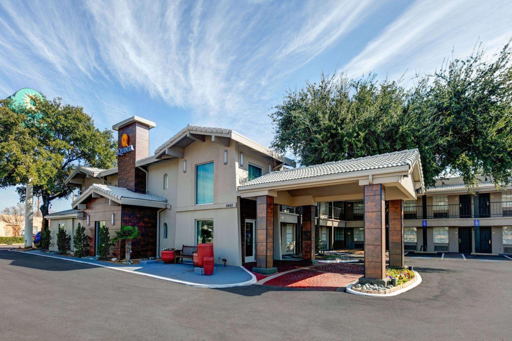 La Quinta Inn By Wyndham Dallas Uptown Екстериор снимка