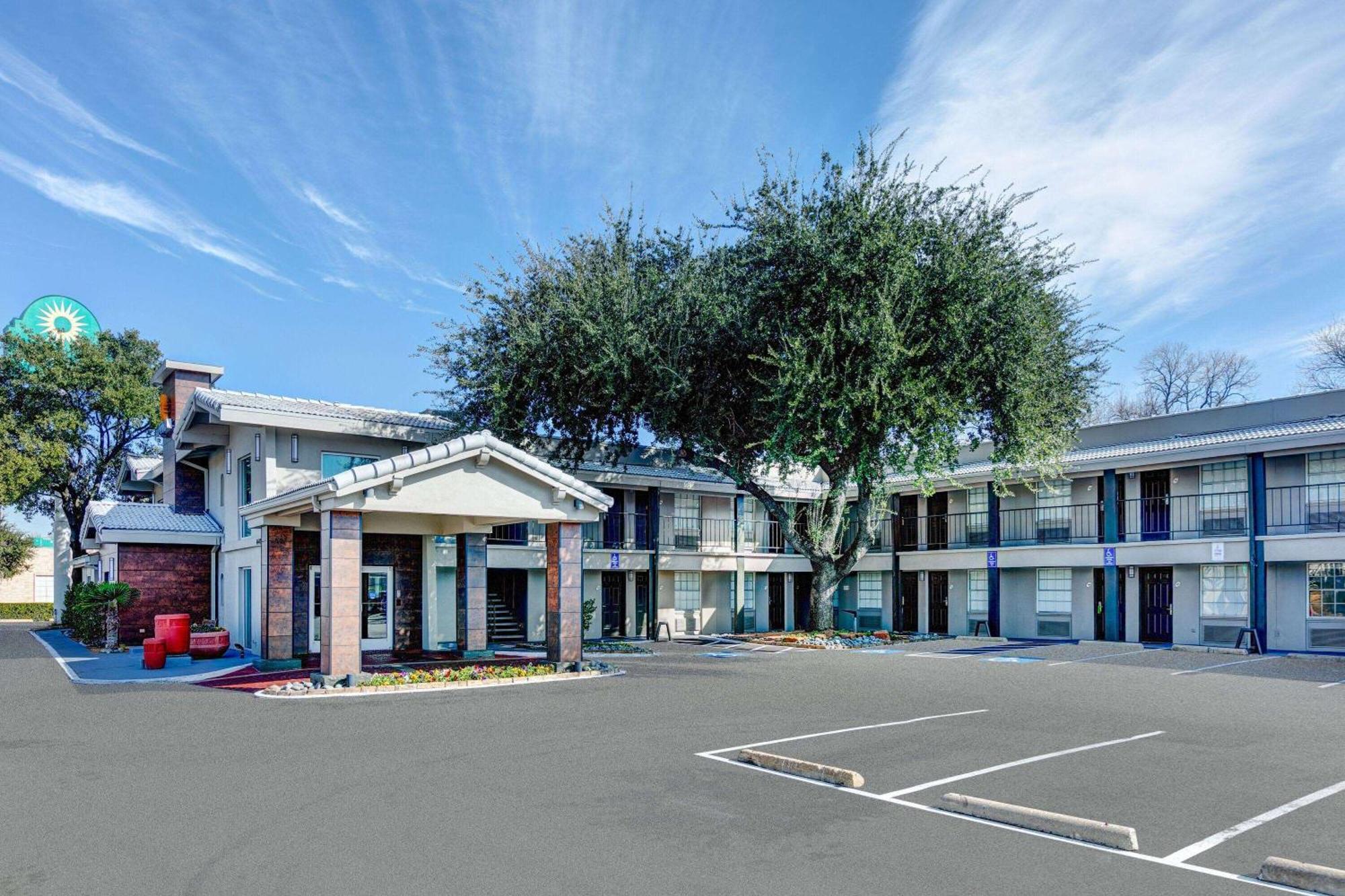 La Quinta Inn By Wyndham Dallas Uptown Екстериор снимка