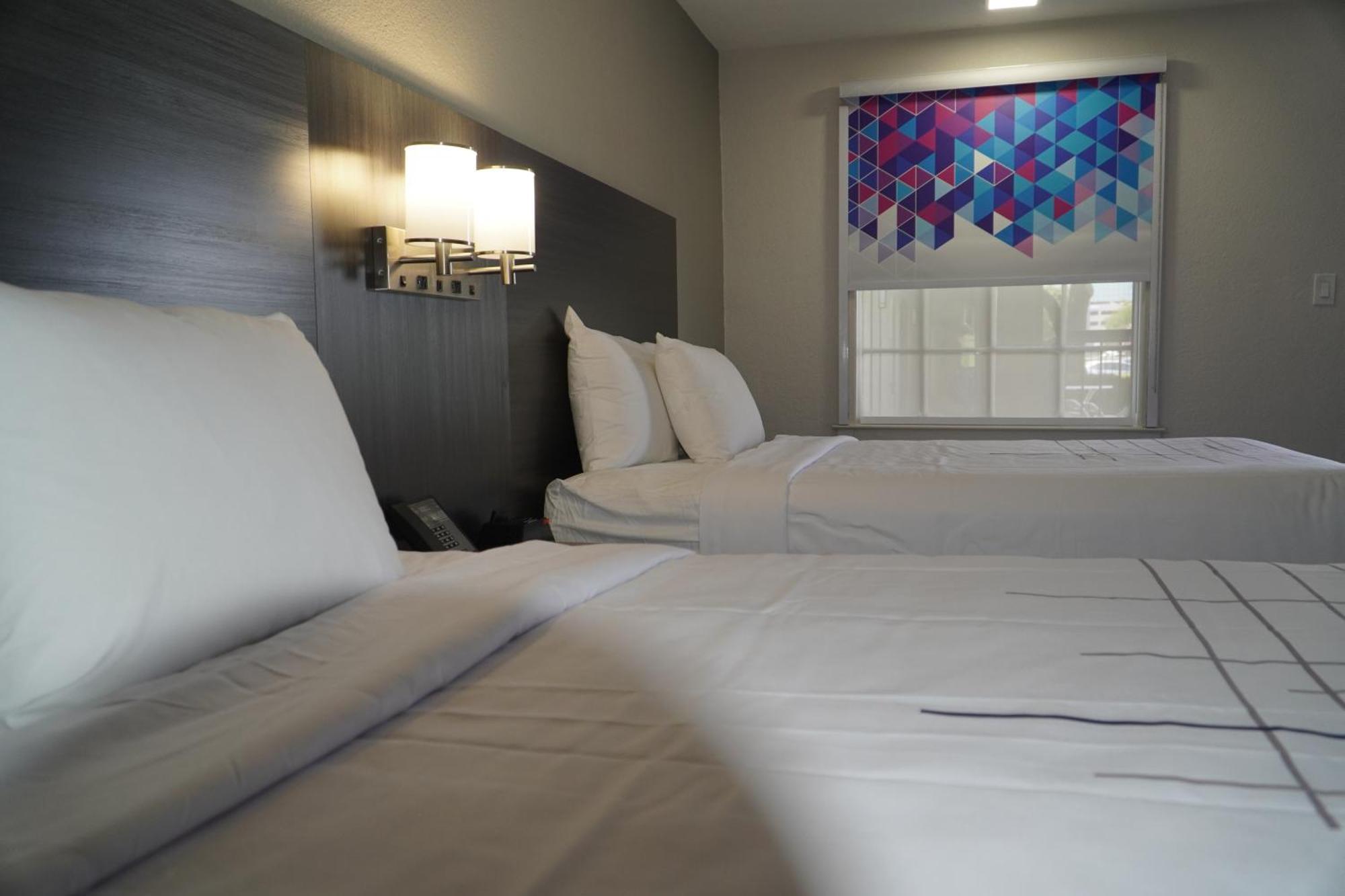 La Quinta Inn By Wyndham Dallas Uptown Екстериор снимка